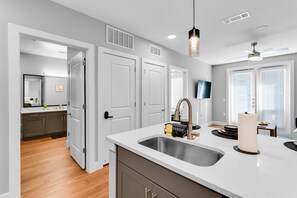 冷蔵庫、電子レンジ、オーブン、コンロ