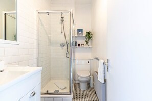 Apartment | Bathroom - Charming First Floor Flat in Tufnell Park (London)