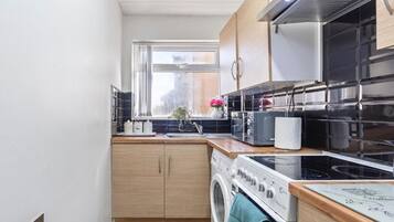 Lägenhet | Eget kök | Kylskåp, mikrovågsugn, ugn och spishäll