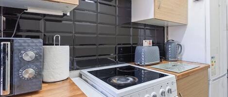 Refrigerador, microondas, horno y parrilla de estufa