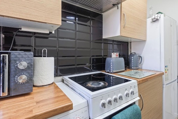 Fridge, microwave, oven, stovetop