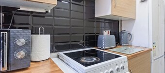 1 Bedroom Apartment Sleeps 4, Free Parking, Tv