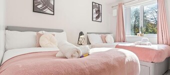 1 Bedroom Apartment Sleeps 4, Free Parking, Tv