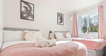 1 Bedroom Apartment Sleeps 4, Free Parking, Tv