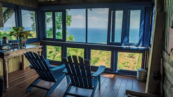 Kamar Double Comfort, balkon, pemandangan teluk | Brankas, tirai kedap cahaya, dan Wi-Fi gratis