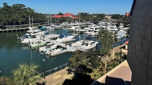 Marina - Gorgeous 2 bedroom villa overlooking Shelter Cove Harbour with pool and spa (Hilton Head Island)