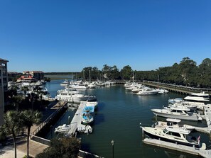 Marina - Gorgeous 2 bedroom villa overlooking Shelter Cove Harbour with pool and spa (Hilton Head Island)