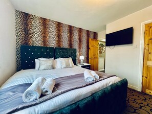 7 bedrooms, iron/ironing board, WiFi, bed sheets