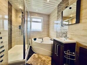 Ducha, secador de pelo, toallas, jabón