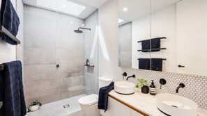 Douche, sèche-cheveux, serviettes fournies