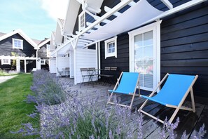 Terrace/patio - Charming 2-bedroom bungalow in lovely Grzybowo with WiFi (Grzybowo)