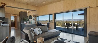 The Hill House - Pet-Friendly Retreat with Panoramic Views Near Mansfield