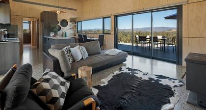 The Hill House - Pet-Friendly Retreat with Panoramic Views Near Mansfield