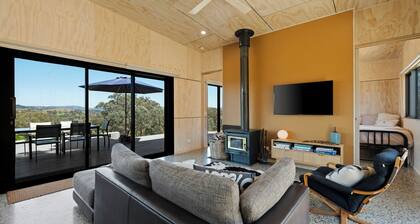 The Hill House - Pet-Friendly Retreat with Panoramic Views Near Mansfield