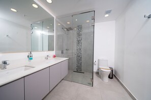 Shower, hair dryer, towels, soap - 3 BEDROOMS SERVICED APARTMENT - RESIDENCIA LA VISTA (Tamarindo)