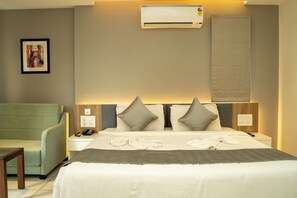 Habitación Premium | Espacio para trabajar con un portátil y tabla de planchar con plancha