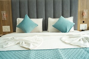 Deluxe Room | Bathroom | Shower, rainfall showerhead, towels, shampoo - Hotel Devdeep (Alto de Porvorim)