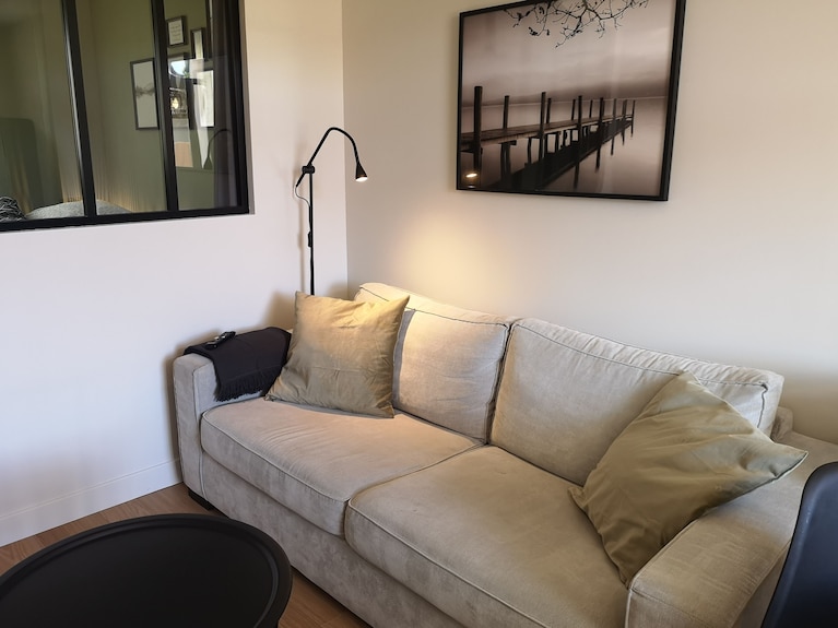 Condrieu: Air-conditioned Ground-floor Apartment With Private, Enclosed Parking - Ampuis