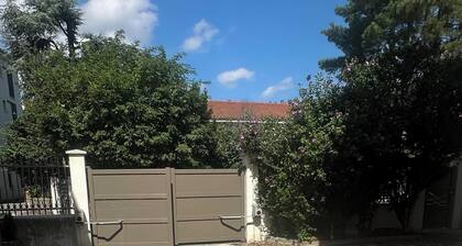 Condrieu appartement rez de jardin avec stationnement privé clos