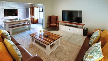 Casa Confort, vista al jardín | Área de sala de estar | Televisión de pantalla plana