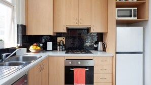 冰箱、微波炉、烤箱、炉灶