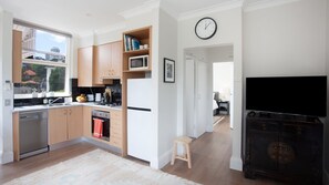 ثلاجة، ميكروويف، فرن، موقد طهي مسطح