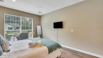 4 dormitorios, escritorio, tabla de planchar con plancha y cuna de viaje