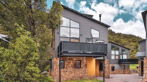 Large Chalet style apartment  3 minutes walk from Friday Flat.