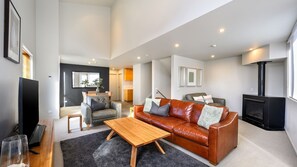 TV, fireplace, DVD player, stereo - Snow Stream 5 a 2 bedroom & loft apartment close to Friday Flat. (Thredbo)