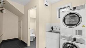 Douche, sèche-cheveux, serviettes fournies, savon