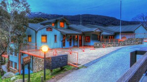 Una cabaña de fachada de piedra, con varias habitaciones y una escalera de piedra que conduce a la entrada.