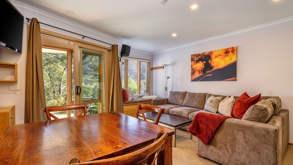 TV, DVD player, stereo - Lhotsky 8 -1 bedroom studio in the heart of Thredbo (Thredbo)