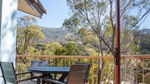 Outdoor dining - Lhotsky 4 -3 bedroom and loft apartment in the heart of Thredbo (Thredbo)