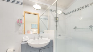 Dusche, Haartrockner, HandtĂŒcher, Seife