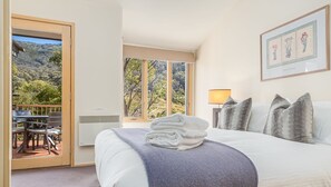 4 bedrooms, iron/ironing board, internet, bed sheets