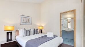 4 habitaciones, tabla de planchar con plancha, internet y ropa de cama 