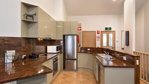 Fridge, microwave, oven, stovetop - Lhotsky 3 -2 bedroom apartment in the heart of Thredbo (Thredbo)