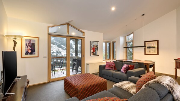 TV, DVD player, stereo - Lhotsky 3 -2 bedroom apartment in the heart of Thredbo (Thredbo)