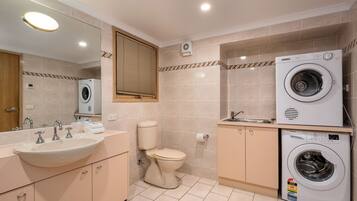 Shower, jetted tub, hair dryer, towels