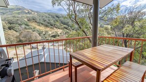 Outdoor dining - Lhotsky 2 -2 bedroom apartment in the heart of Thredbo (Thredbo)