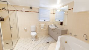 Shower, jetted bath, hair dryer, towels - Lhotsky 2  -2 bedroom apartment in the heart of Thredbo (Thredbo)