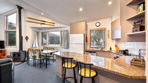 Kylskåp, mikrovågsugn, ugn och spishäll