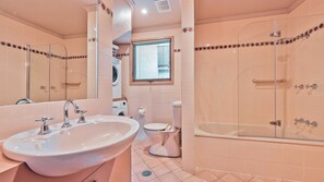 Hårtork och handdukar