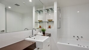 Shower, hair dryer, towels - Elevation 6 - Modern Luxe accommodation in the heart of Thredbo (Thredbo)