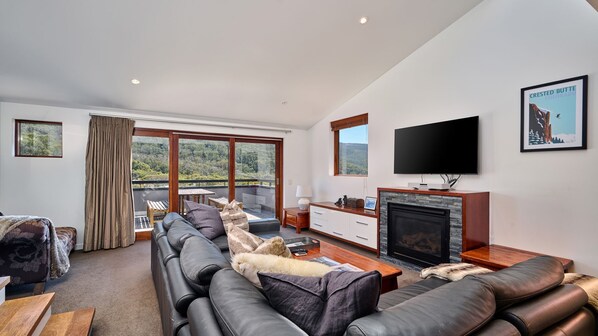 TV, fireplace - Spacious luxury in the village, gas fire, spa bath, Foxtel, expresso machine, BBQ & private Balcony (Thredbo)
