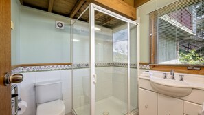 Douche, baignoire à jets, sèche-cheveux, serviettes fournies