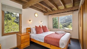 3 makuuhuonetta, silitysrauta/-lauta, ilmainen Wi-Fi, vuodevaatteet