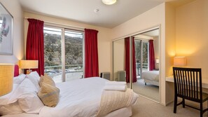 4 bedrooms, desk, iron/ironing board, free WiFi