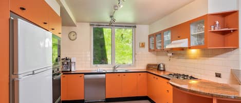 Réfrigérateur, four à micro-ondes, un four, surface de cuisson