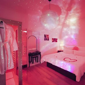 1 bedroom, desk, WiFi, bed sheets